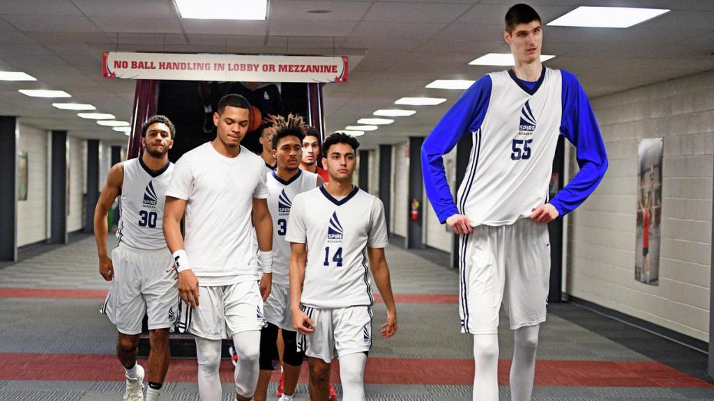 7-foot-7 basketball player Robert Bobroczky is a star attraction