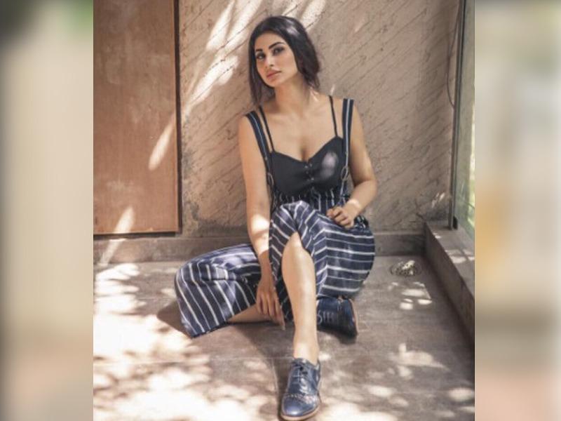 I avoid using products with strong chemicals: Mouni Roy - Times of India
