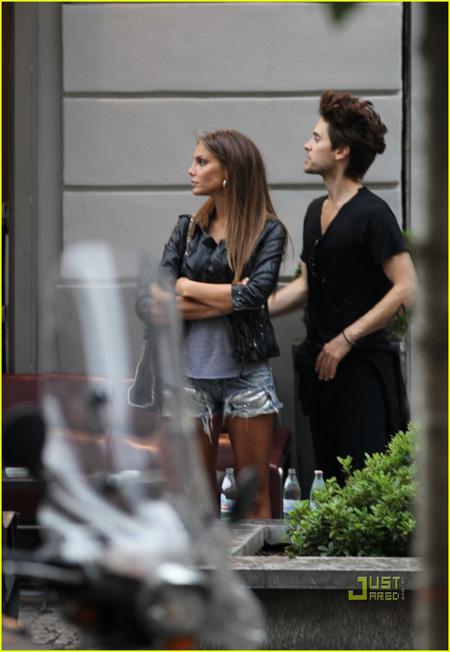 Nina Senicar con Jared Leto al Radetzky Caf a Milano | Fashion Times