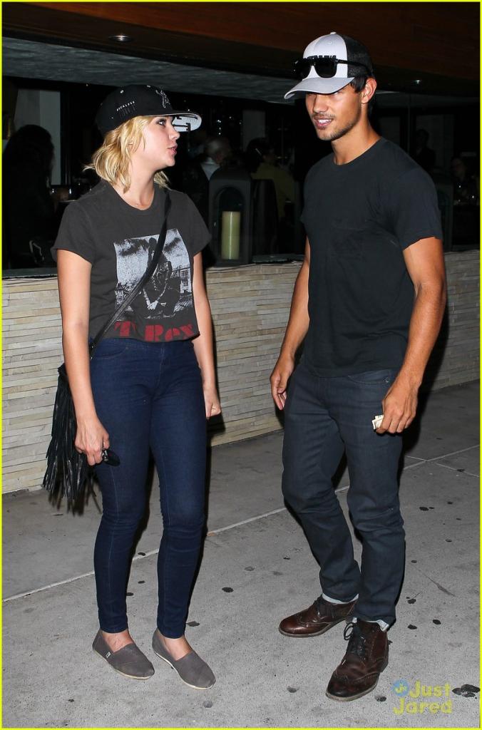 Taylor Lautner: Red O Dinner with Ashley Benson!