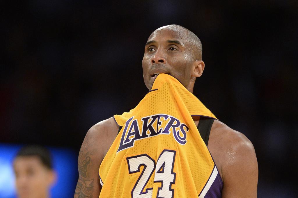 Kobe Bryant Dislocates Finger, Has It Popped Back In, Immediately