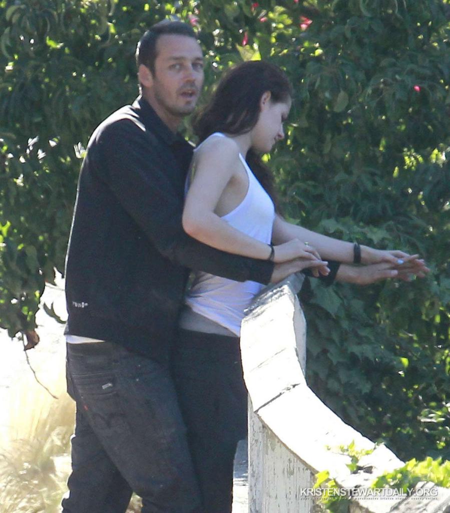 Twilightkerz: PHOTOS: See Kristen Stewart And Rupert Sanders Kissing