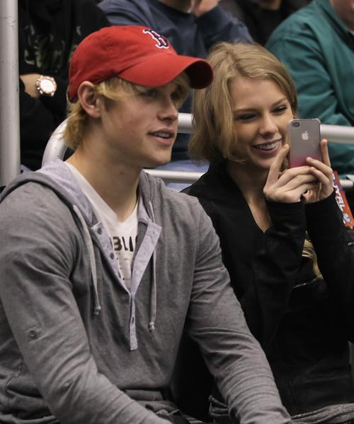 Taylor Swift und Chord Overstreet - Bilder - StarFlash.de