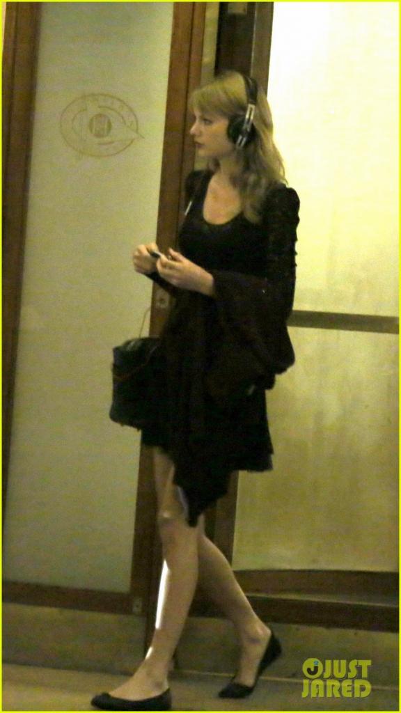 Full Sized Photo of taylor swift alexander skarsgard dine with the