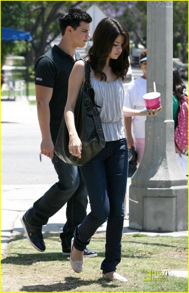 Selena Gomez & Taylor Lautner: Froyo Friends - Taylor & Selena Photo