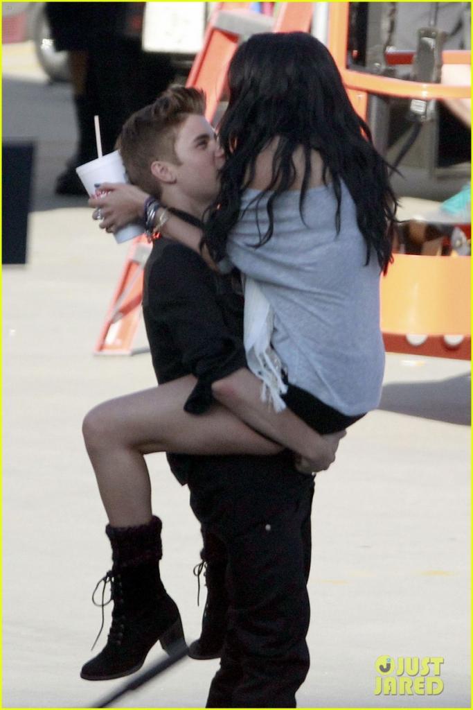 SELENA VISITS JUSTIN ON SET! Justin Bieber and Selena Gomez embrace