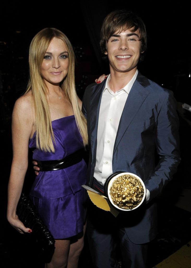 Lindsay Lohan posed with Zac Efron and his golden popcorn in 2008