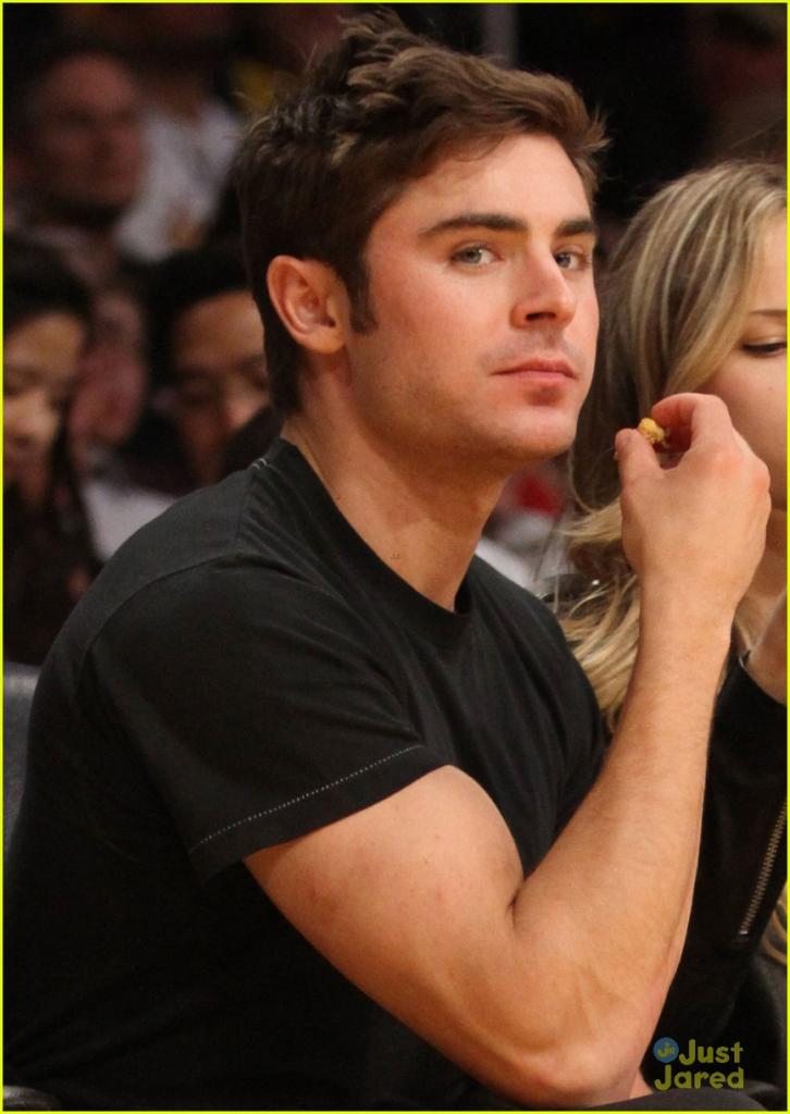 zac efron halston sage lakers game 02