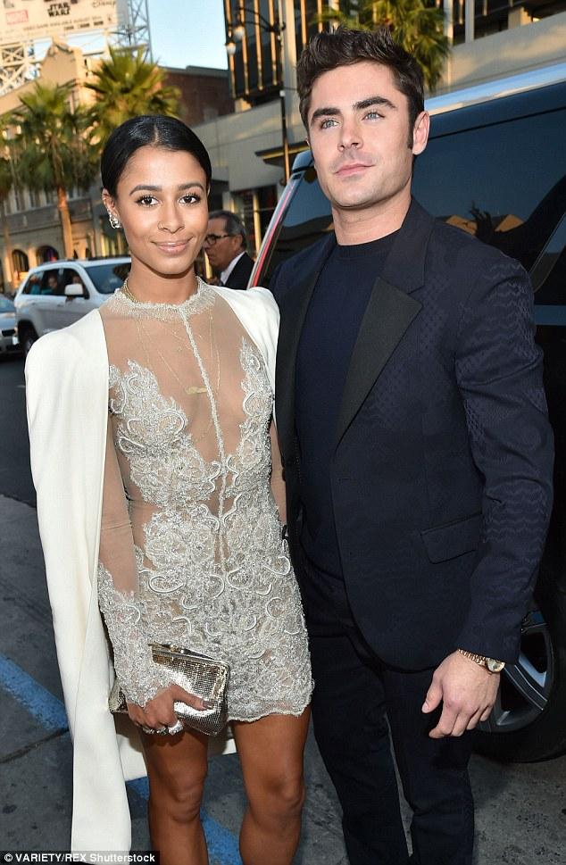 Zac Efron y su novia Sami Miro enfundada en un MINI vestido de PLATA