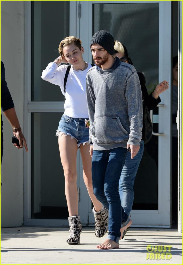 Full Sized Photo of miley cyrus kellan lutz arrive on same private