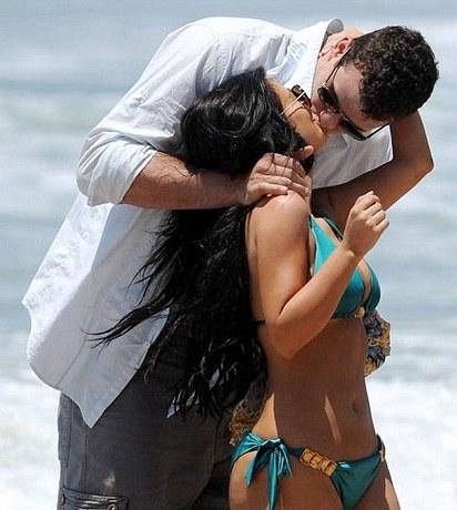 Kim Kardashian and Kris Humphries Kissing Kim Kardashian & Kris