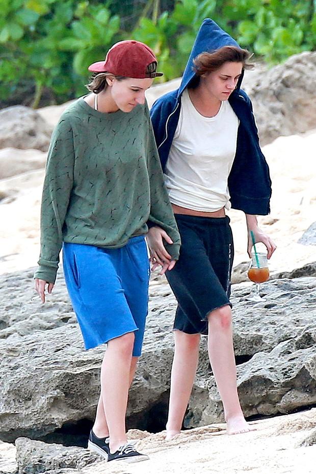 Kristen Stewart e Alicia Cargile andam de mos dadas no dia 31 de