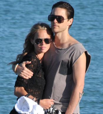 Jared Leto a Saint Tropez con una nuova fidanzata che Nina Senicar