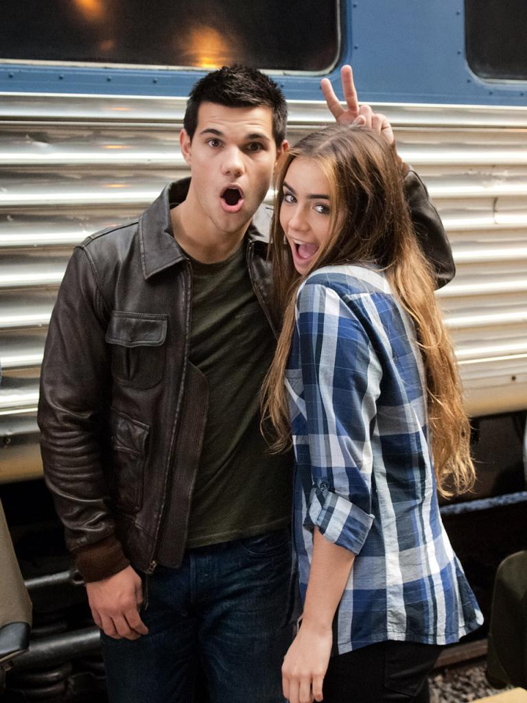 Antiga Foto de Taylor Lautner e Lily Collins no set de 'Abduction