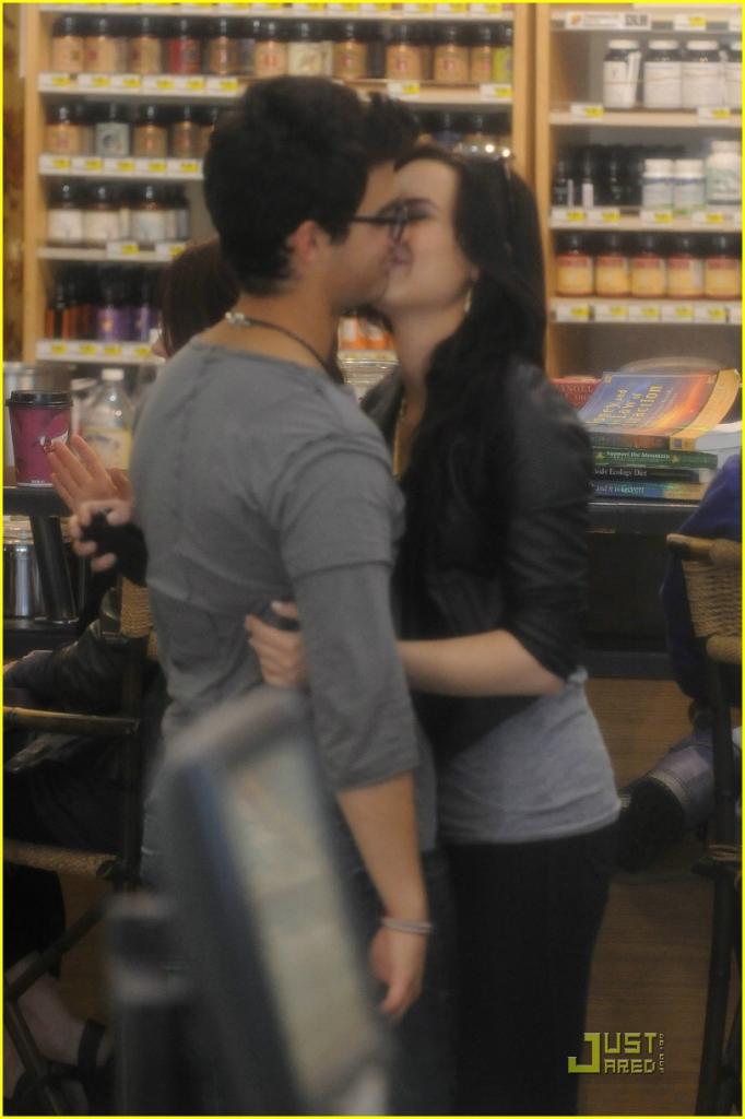 Joe Jonas & Demi Lovato make out @ grocery store. Grocery sales