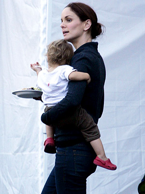 Sarah Wayne Callies And Keala 'Break' Out     Moms & Babies
