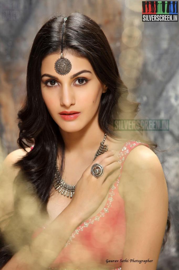 Amyra Dastur Interview: Sweet Stuff - Silverscreen.in