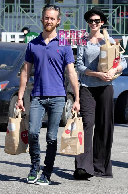 Anne Hathaway & Adam Shulman Celebrate 1 Year Of Wedded Bliss At The