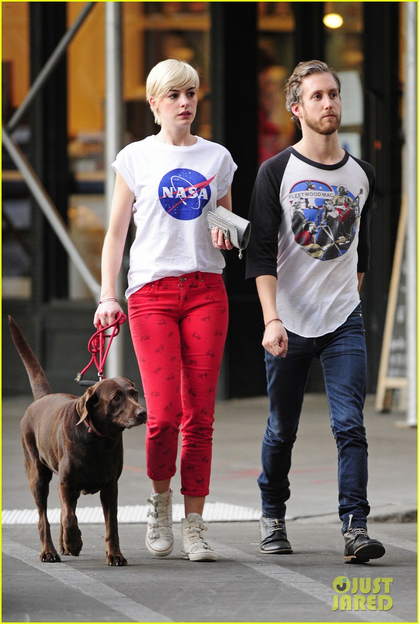 Anne Hathaway & Adam Shulman: Rainy Brooklyn Dog Walk: Photo