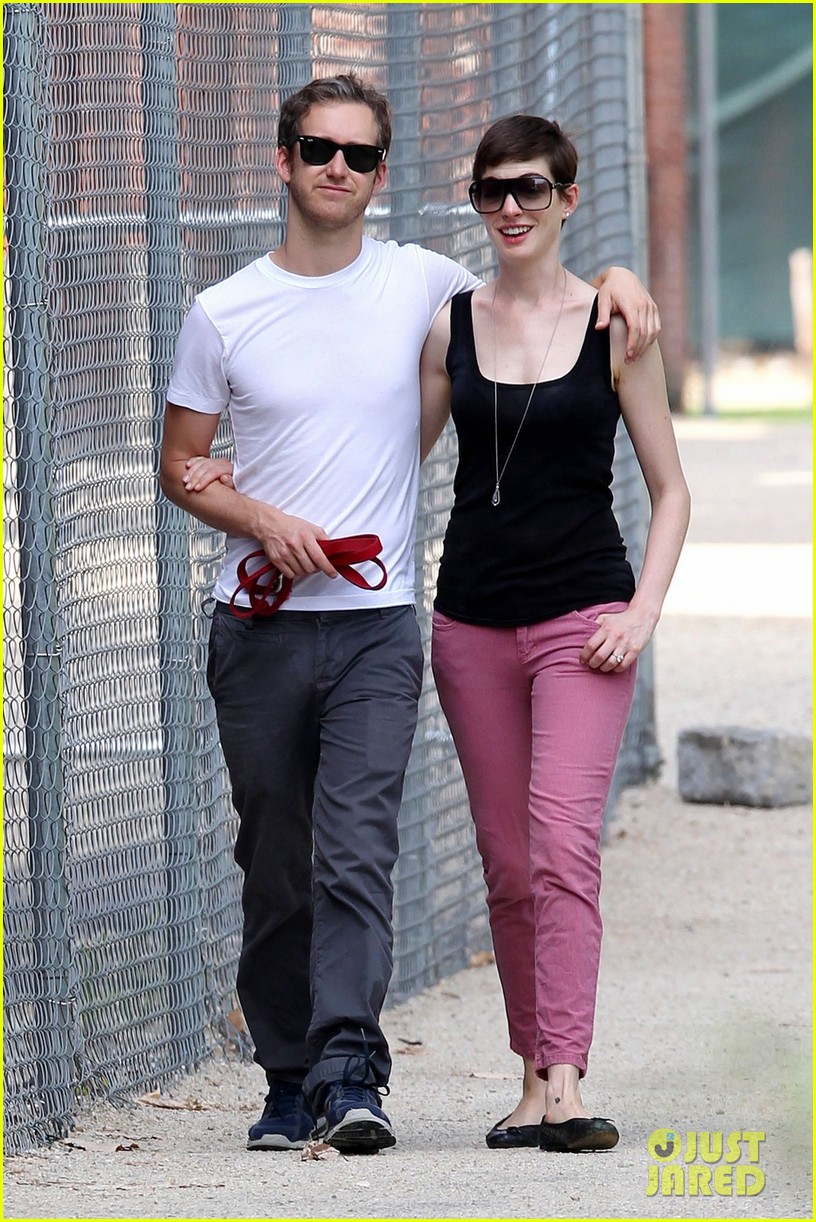 Anne Hathaway & Adam Shulman: Strolling Brooklyn Sweeties!: Photo