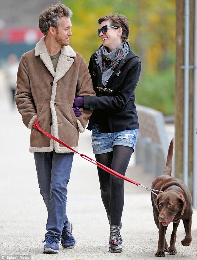 Anne Hathaway And Husband Adam Shulman Enjoy A Stroll In Brooklyn