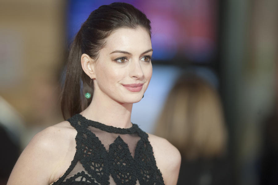 Anne Hathaway Shows Off Her Baby Bump In Bikini Pic - Today's News