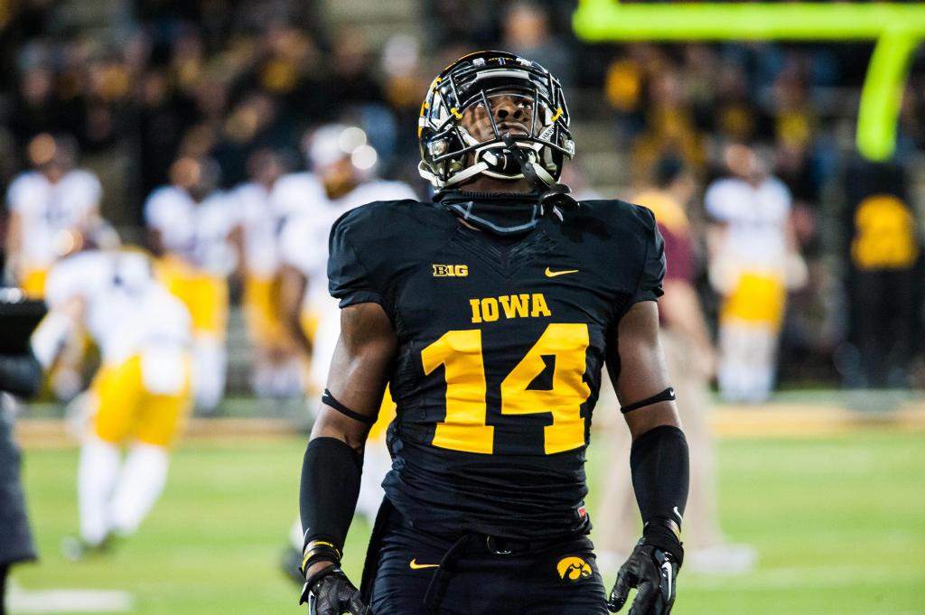 Big Ten Football: Iowa's Desmond King Wins Jim Thorpe Award      Big