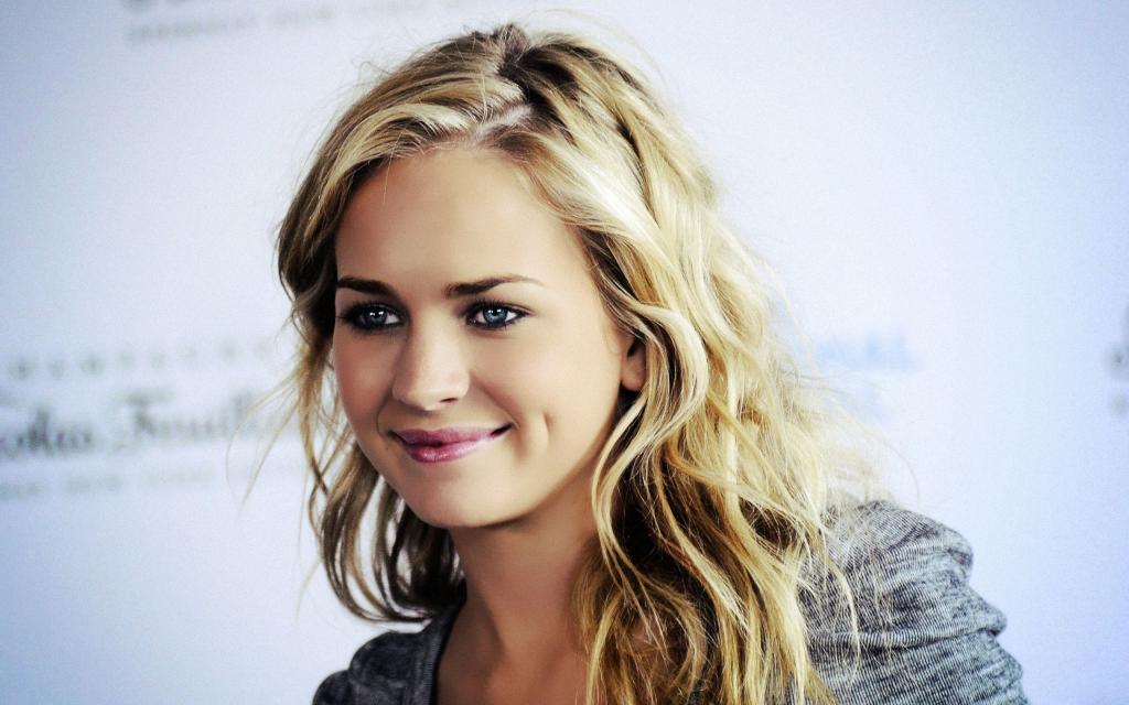 Britt Robertson photos and wallpapers