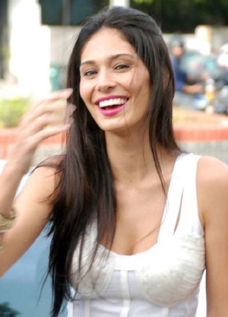 Bruna Abdullah Height Weight Body Statistics Bra Size