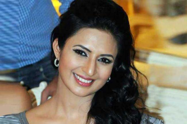 Divyanka Tripathi Height, Weight, Age, Husband, Affairs & More