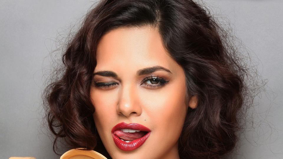 Esha Gupta Had An Awkward Fan Moment In Dubai After A Fashion Show