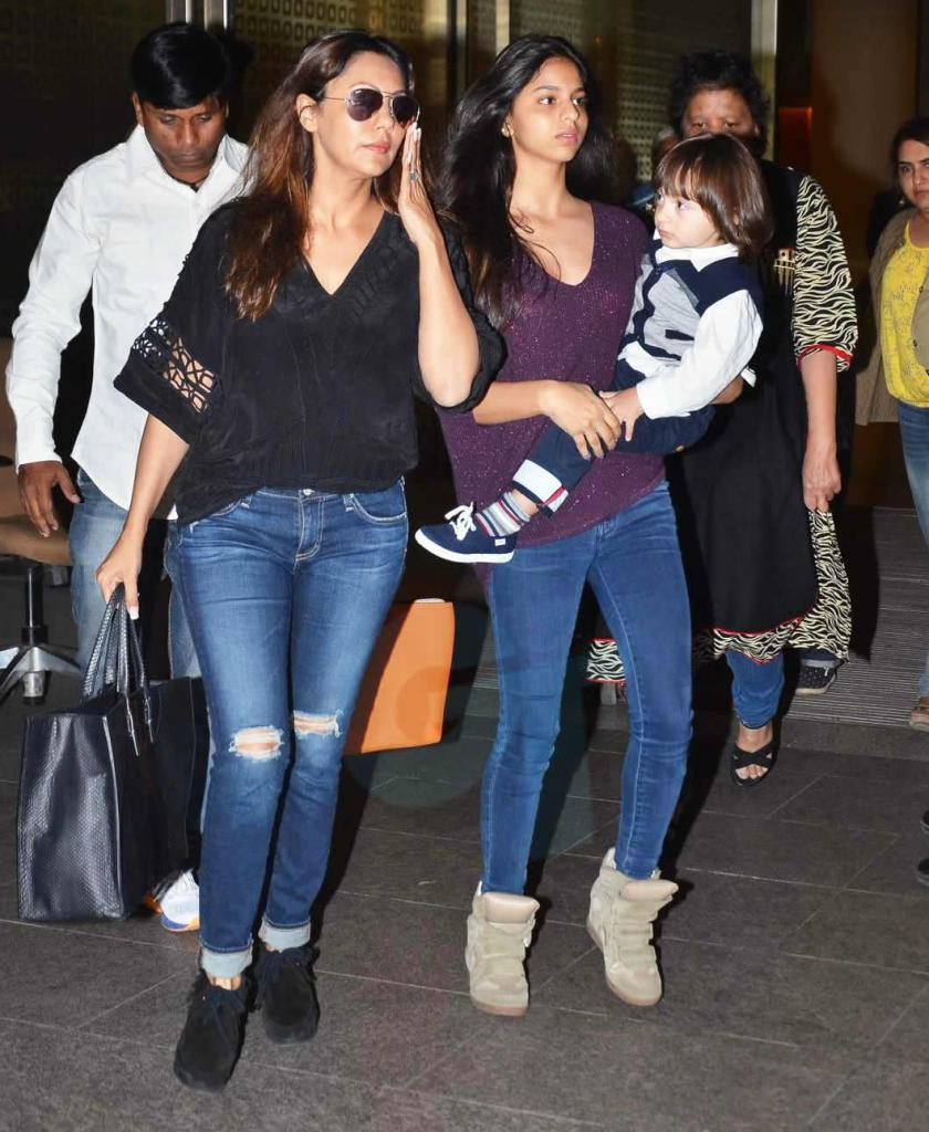 GossipTicket     AIRPORT STYLE! SRK And Family Land In India;