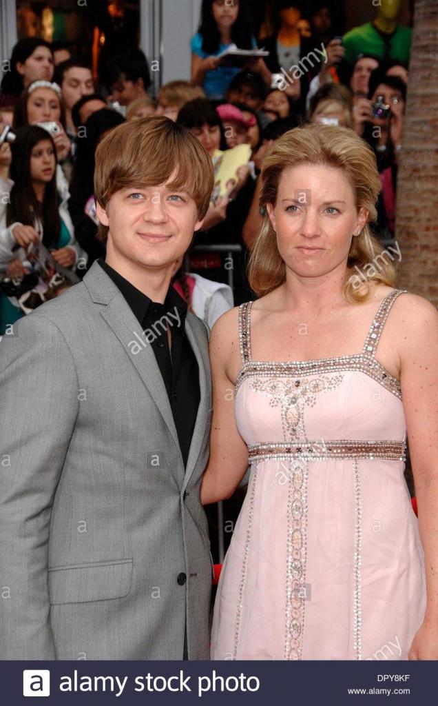Jason Earles And Jennifer Earles During The Premiere Of The New