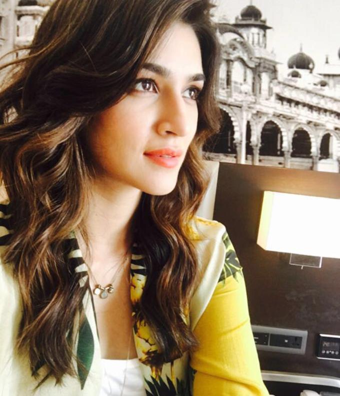 Kriti Sanon Beautiful HD Wallpaper 2016