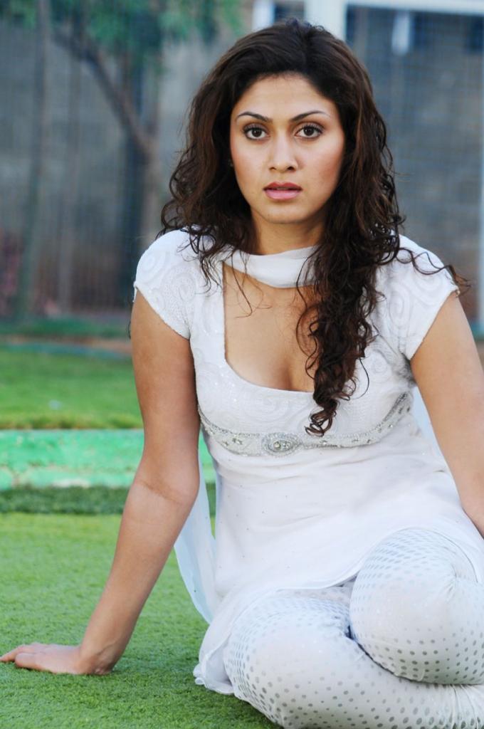 Manjari Phadnis Wiki-Biography-Age-Height-Weight - Biographia