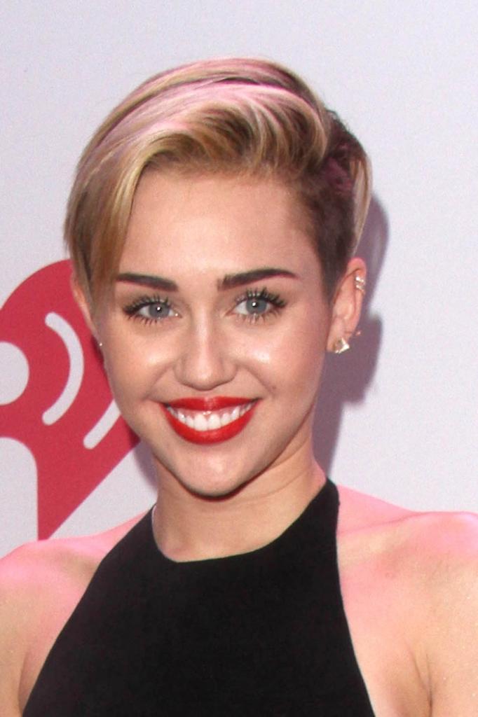 Miley Cyrus Hairstyles: Miley's Short & Long Hair