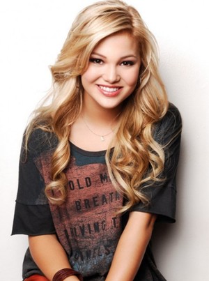 Olivia Holt Style & Fashion / Coolspotters