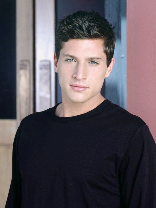 Simon Rex Photos, Pictures, Stills, Images, Wallpapers, Gallery
