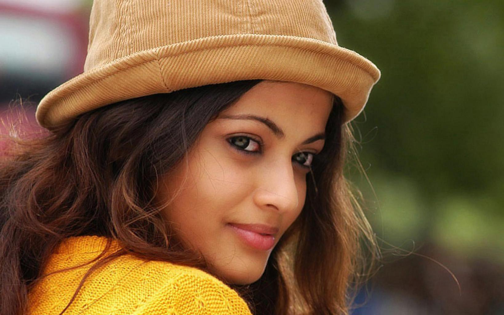 Sneha Ullal Bio With Height & Weight, Age, Bra Size In 2