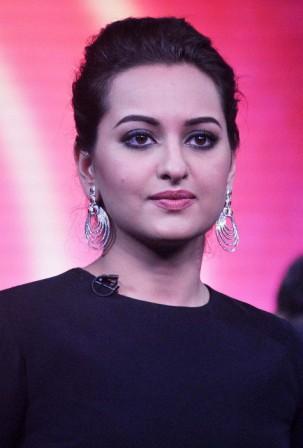 Sonakshi Sinha Height, Weight, Age, Affairs, Measurements & Much