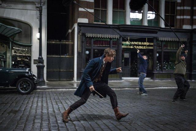 Still of Eddie Redmayne in Fantastic Beasts and Where to Fin