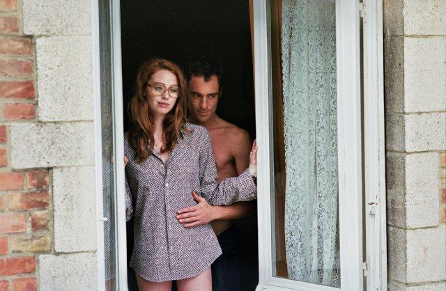 Still of Elio Germano and Freya Mavor in La dame dans l'auto