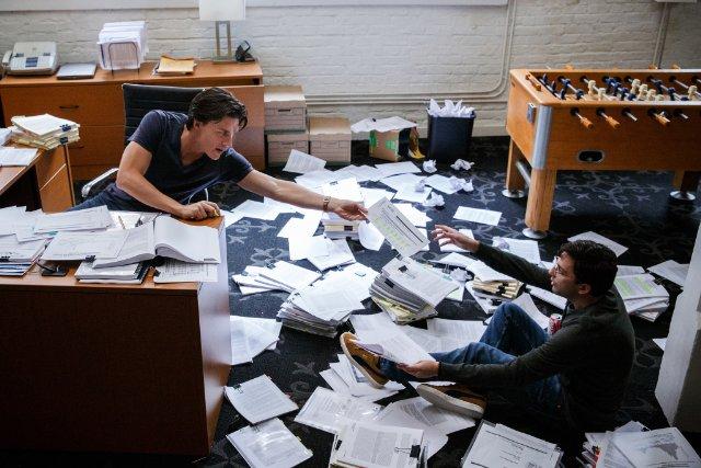 Still of Finn Wittrock and John Magaro in The Big Short (201