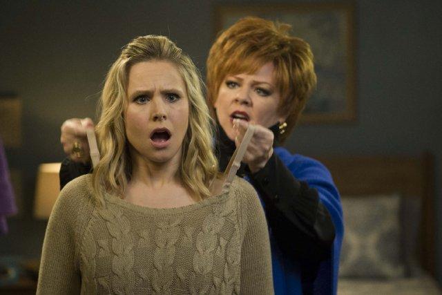 Still of Kristen Bell and Melissa McCarthy in The Boss (2016