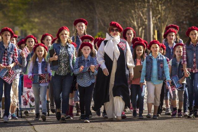 Still of Kristen Bell, Melissa McCarthy and Ben Falcone in T