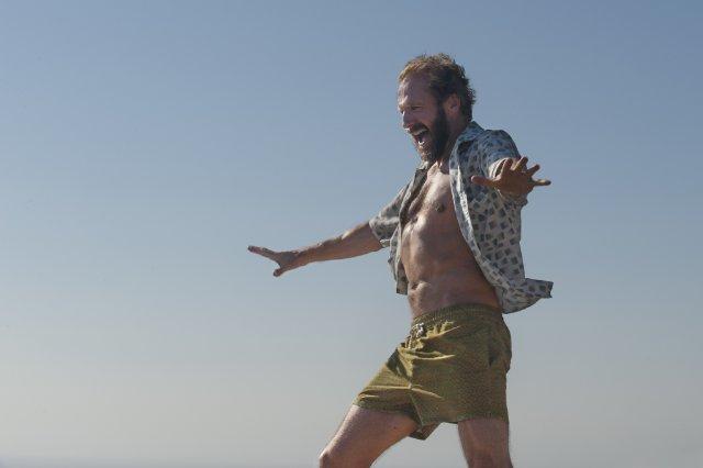 Still of Ralph Fiennes in A Bigger Splash (2015)