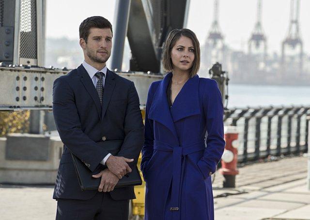 Still of Willa Holland and Parker Young in Arrow (2012)