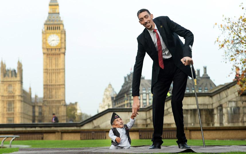 World's Tallest Man Comes Eye To Eye With World's Smallest Man For
