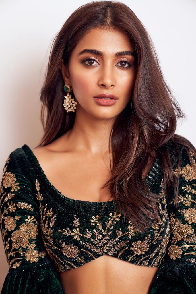 Gorgeous Pooja Hegde UHD Clicks in Black  123HDgallery