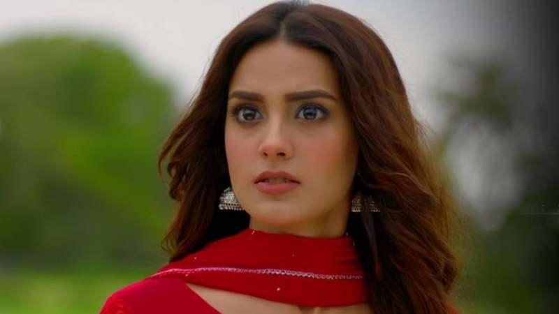 Iqra Aziz HD Photos Images Dawn